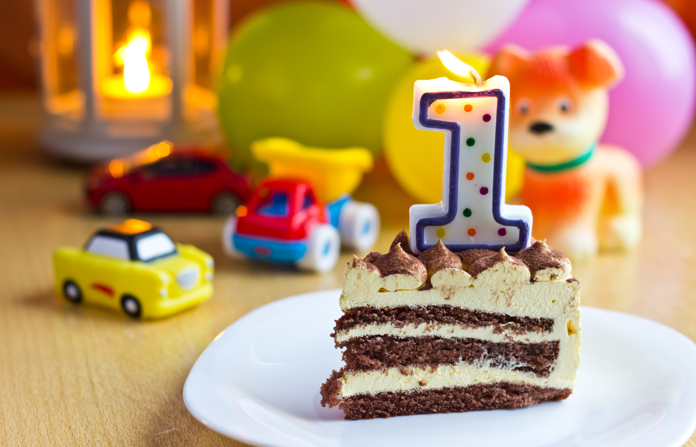 Der erste Geburtstag eines Kindes ist ein bedeutendes Ereignis, das neben dem Feiern des Meilensteins auch die Auswahl eines altersgerechten und unterhaltsamen Geschenks für Familie und Freunde hervorruft.