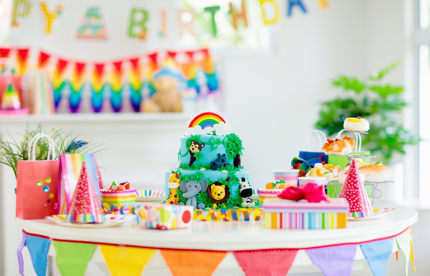 Entdecke die 12 bezauberndsten Themen für den ersten Geburtstag eines Mädchens und mache diesen besonderen Tag unvergesslich – von Prinzessinnenwunderland bis hin zu Unterwasserabenteuern.