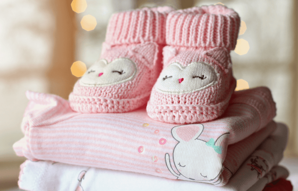 Entdecke einfache Tipps, wie du bei Babykleidung sparen kannst – von Secondhand-Shopping bis hin zu cleveren Rabatten und minimalistischen Baby-Garderoben. So bleibt dein Baby stilvoll und dein Budget im Rahmen!