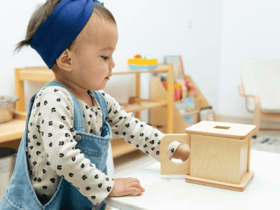 Montessori: Der Schlüssel zu einer kreativen Kindererziehung Entdecke Montessori - Main Banner